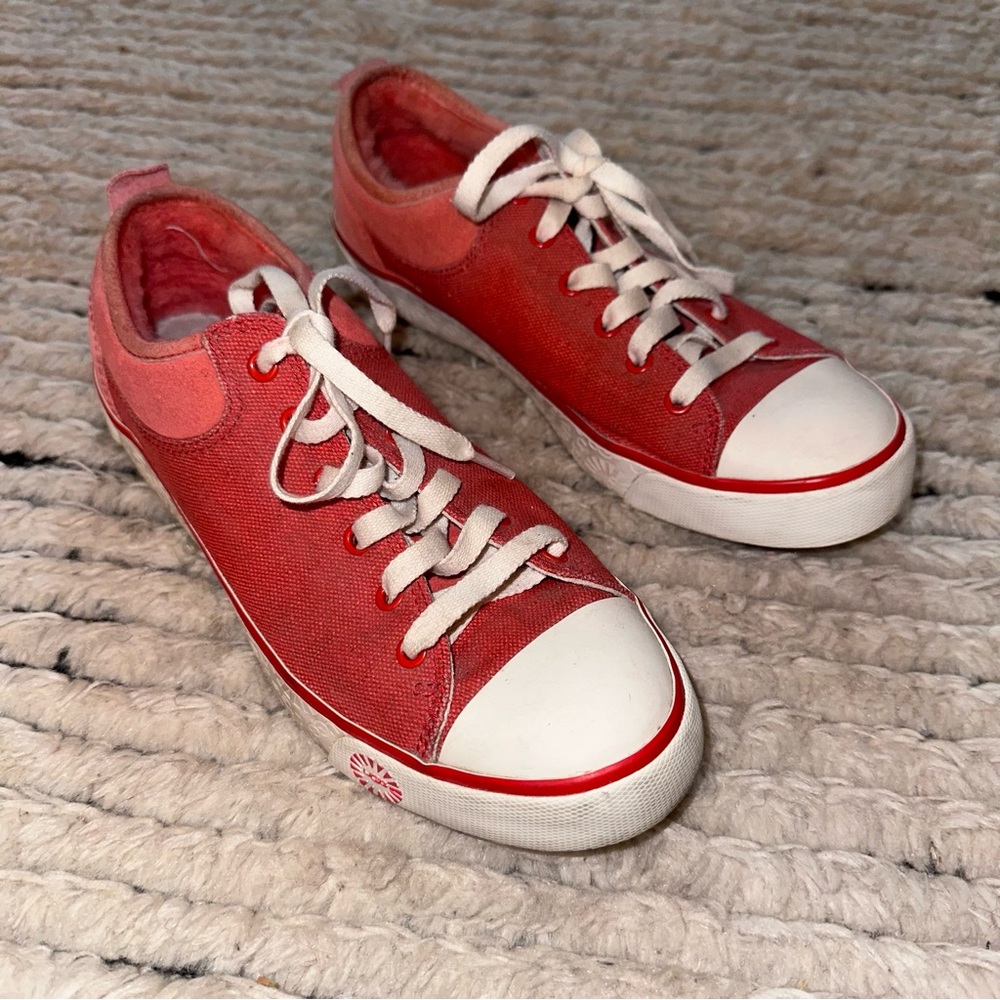 Ugg lined shearling sneakers size 7 in peach